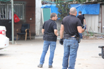 بالصور: الشرطة تُداهم بيارة ابو سيف بحجة البحث عن ممنوعات ! 